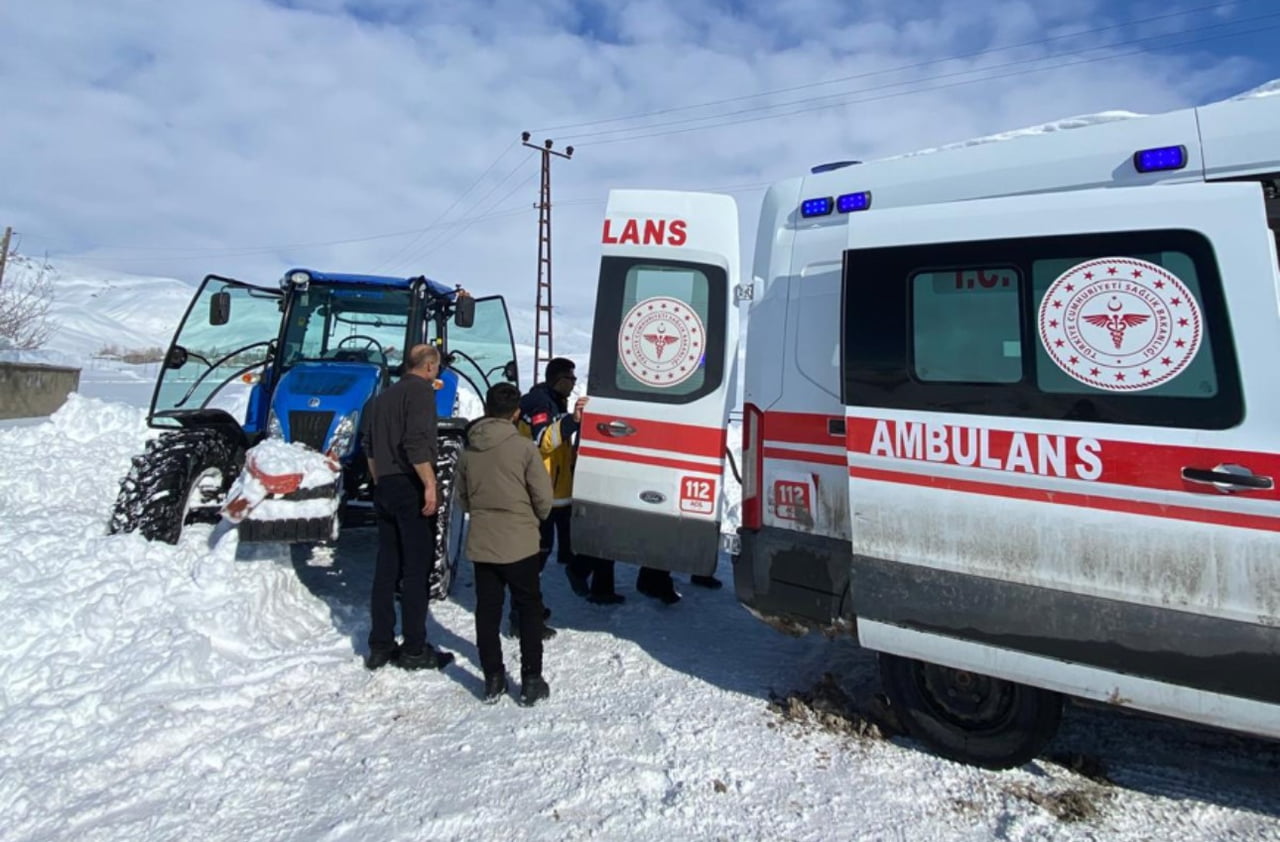 HAKKARİ’NİN YÜKSEKOVA İLÇESİNDE BİR HAFTADIR ETKİLİ OLAN YOĞUN KAR YAĞIŞI ULAŞIMDA AKSAMALARA...