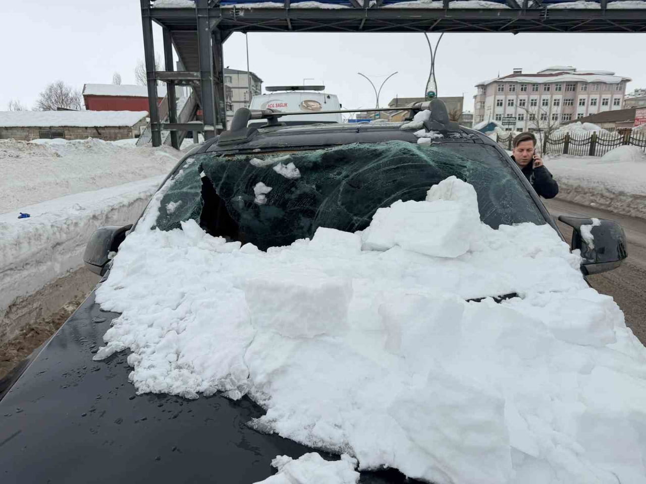 HAKKARİ’NİN YÜKSEKOVA İLÇESİNDE BİR ÜST GEÇİTTE BİRİKEN KAR KÜTLESİNİN SEYİR HALİNDEKİ KAMYONETİN...