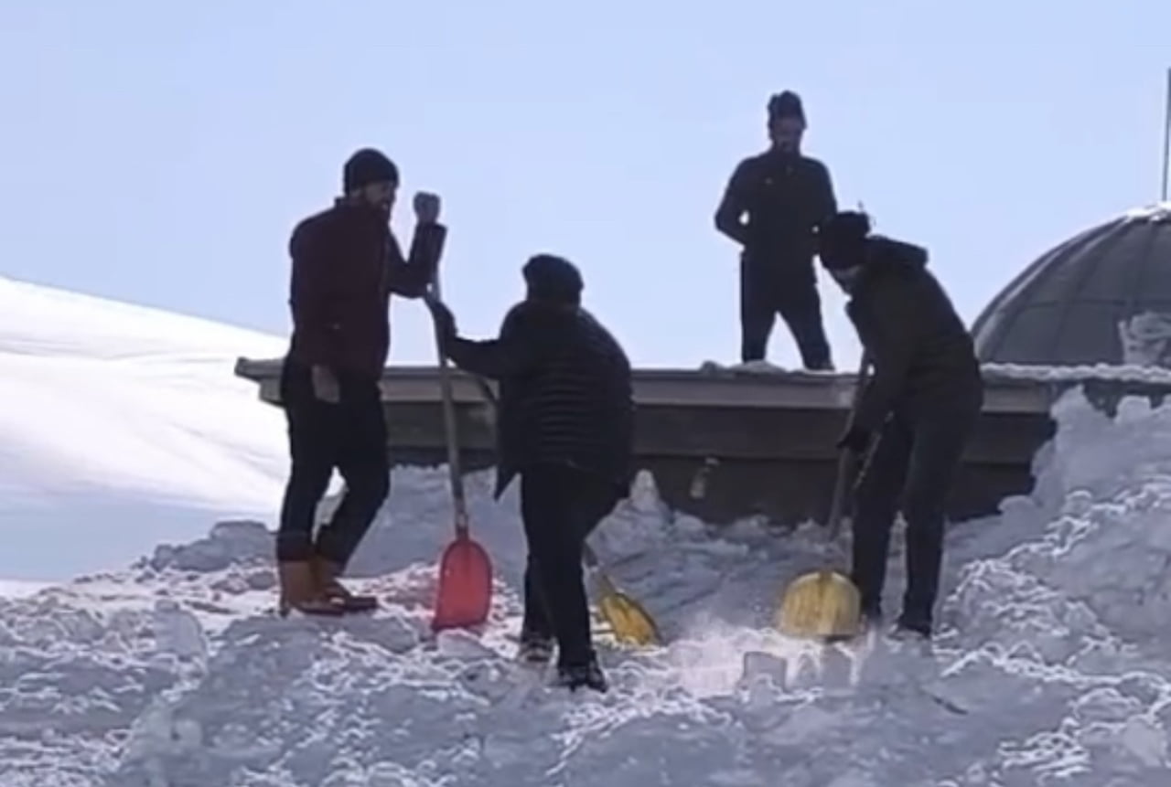 HAKKARİ’NİN YÜKSEKOVA İLÇESİNDE ETKİLİ OLAN YOĞUN KAR YAĞIŞININ ARDINDAN KARLA KAPLANAN CAMİ VE...