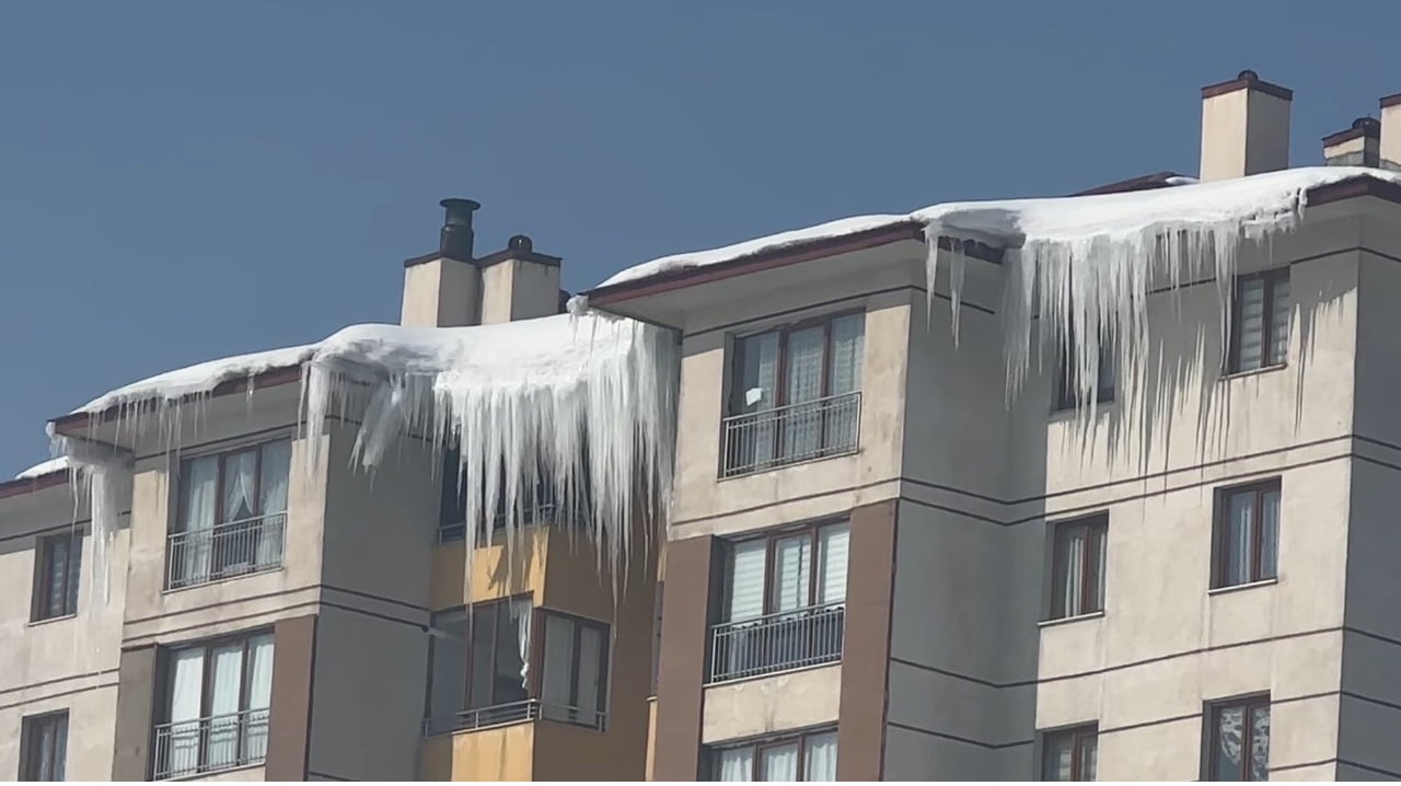 HAKKARİ’NİN YÜKSEKOVA İLÇESİNDE HAVA SICAKLIĞININ SIFIRIN ALTINDA 20 DERECEYE KADAR DÜŞMESİYLE...