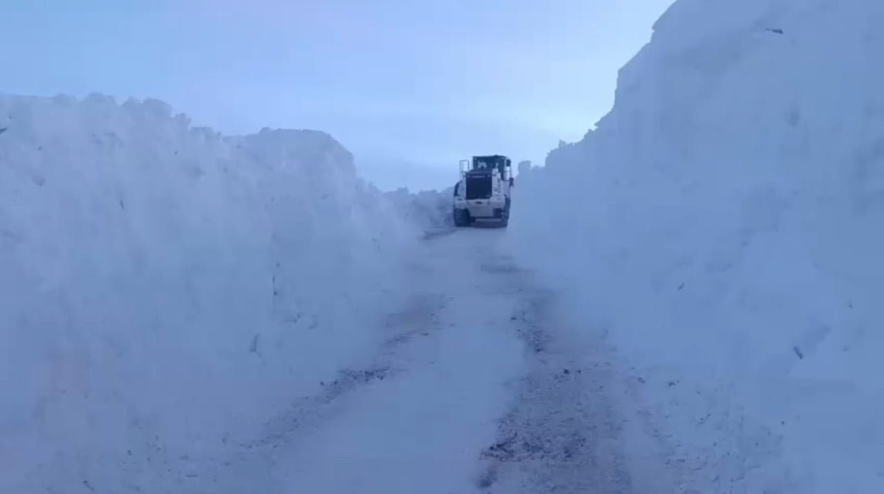 HAKKARİ’NİN YÜKSEKOVA İLÇESİNDE KAR YAĞIŞI VE TİPİ NEDENİYLE KAPANAN YERLEŞİM BİRİMLERİ İLE ASKERİ...