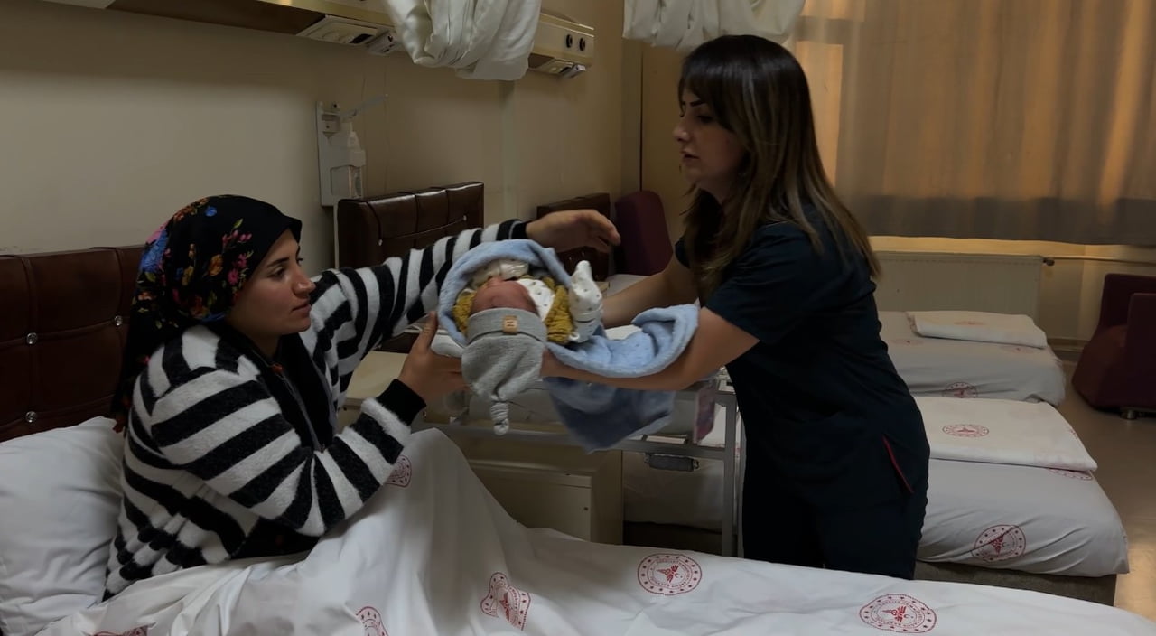 HAKKARİ’NİN YÜKSEKOVA İLÇESİNDE, OLUMSUZ HAVA ŞARTLARI VE ULAŞIM ZORLUKLARI NEDENİYLE SAĞLIK...