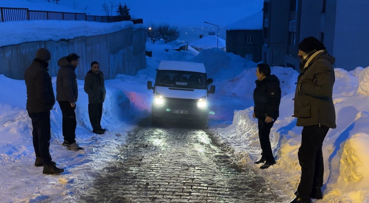 HAKKARİ’NİN YÜKSEKOVA İLÇESİNDE YOĞUN KAR YAĞIŞI VE DONDURUCU SOĞUKLAR YAŞAMI OLUMSUZ ETKİLERKEN...