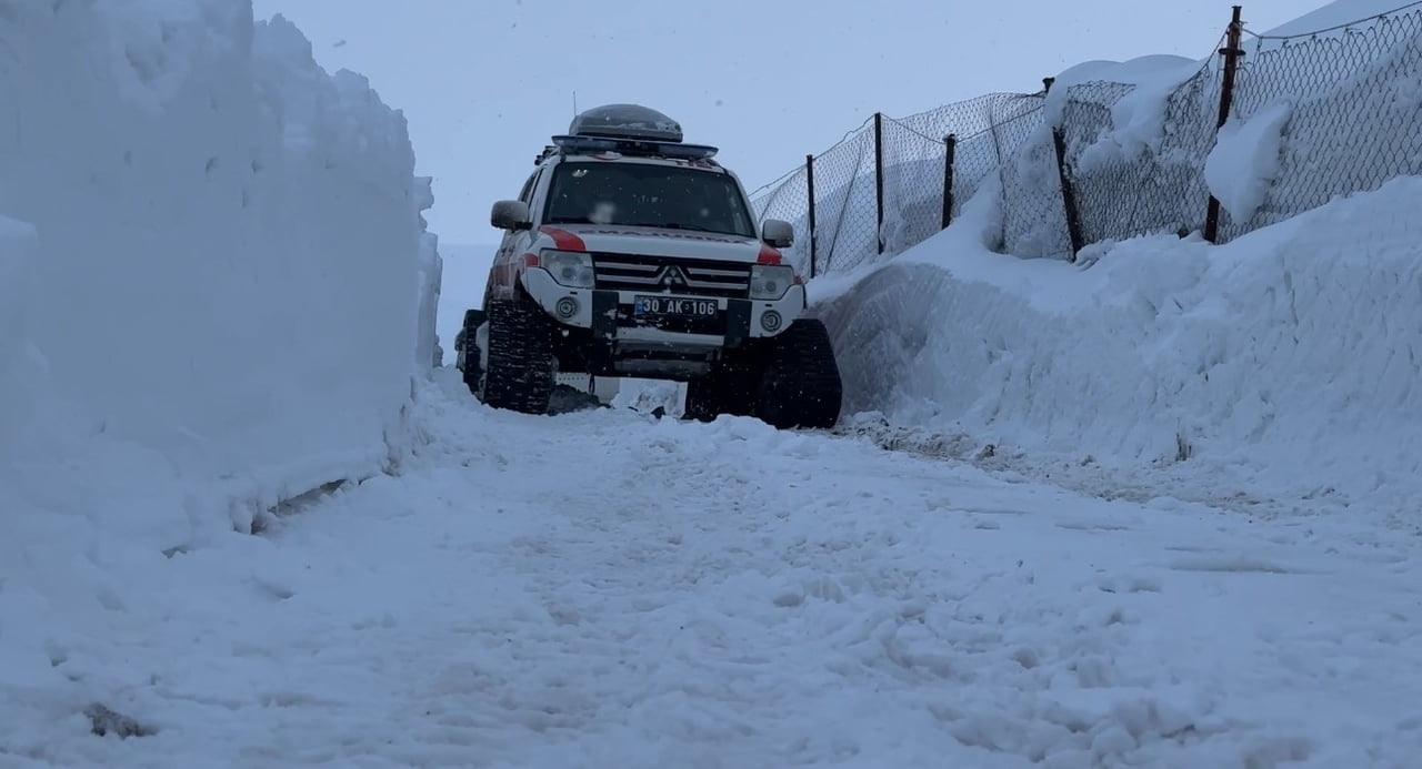 HAKKARİ’NİN YÜKSEKOVA İLÇESİNDE YOLU KAR NEDENİYLE KAPANAN KÖYDE RAHATSIZLANAN 33 YAŞINDAKİ KADIN...