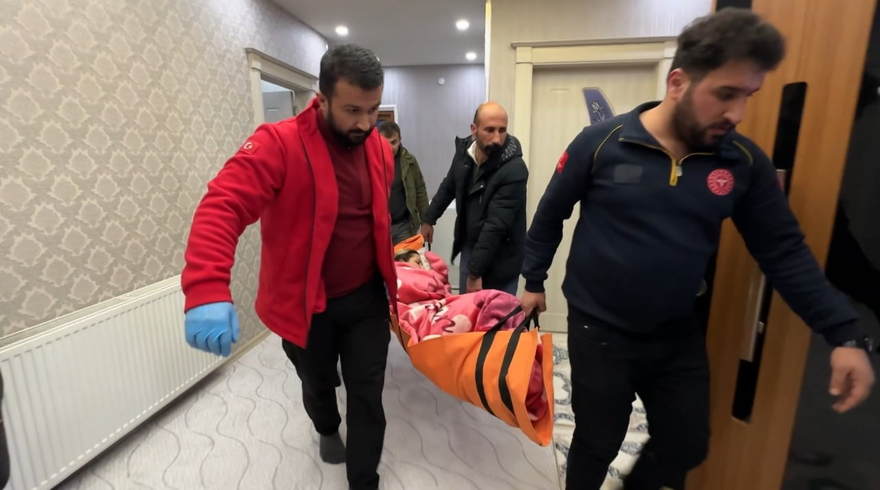 HAKKARİ’NİN YÜKSEKOVA İLÇESİNDE YOLU KAR NEDENİYLE KAPANAN KÖYDE RAHATSIZLANAN 33 YAŞINDAKİ KADIN...