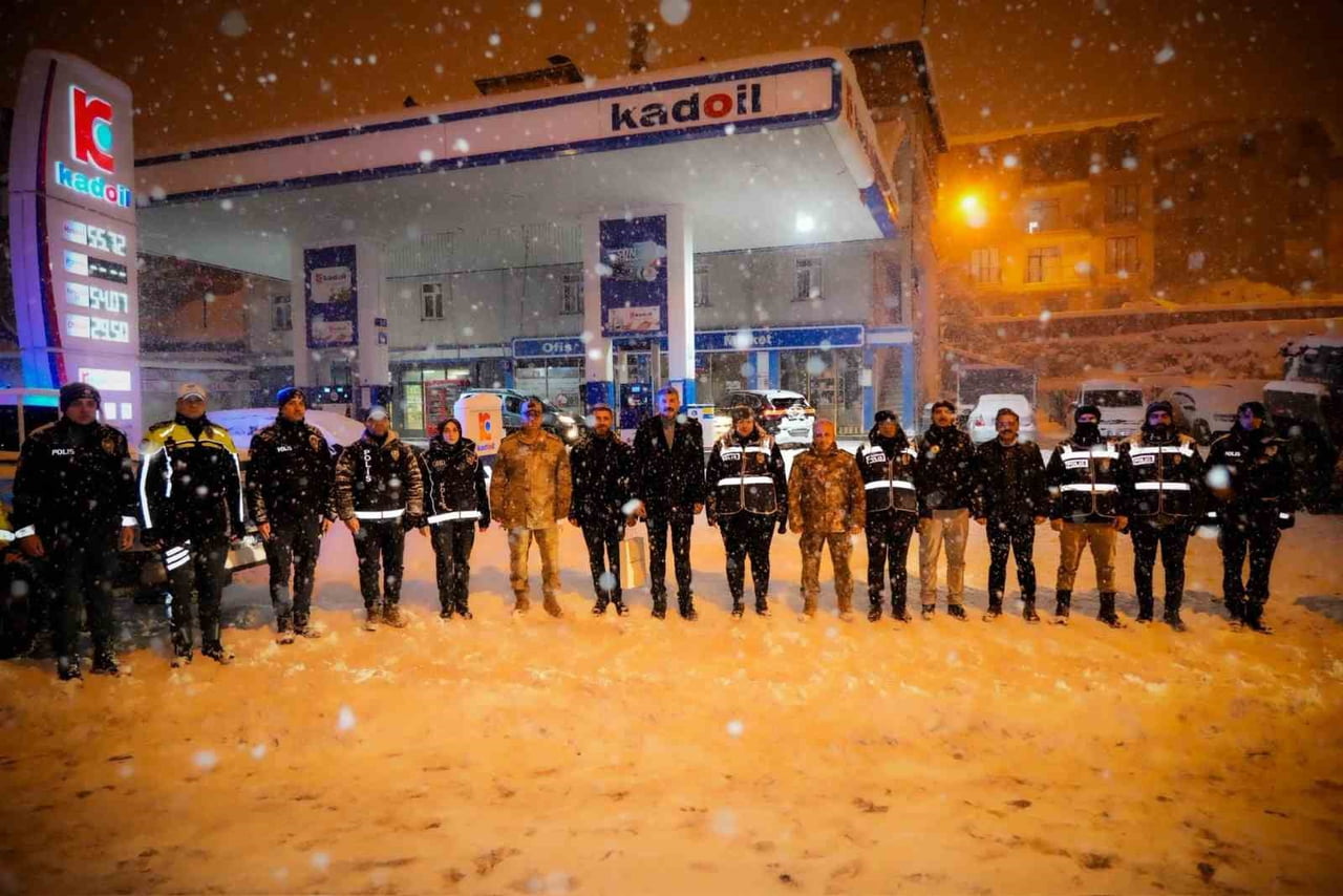 HAKKÂRİ VALİSİ ALİ ÇELİK VE BERABERİNDEKİLER, İLDEKİ KONTROL NOKTALARINDA GÖREV YAPAN GÜVENLİK...