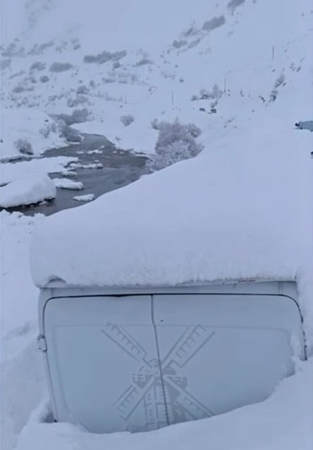 HAKKARİ-VAN KARAYOLUNDA ÇIĞ DÜŞMESİ SONUCU ONLARCA ARAÇ YOLDA KALDI, MAHSUR KALAN YAKLAŞIK 100...