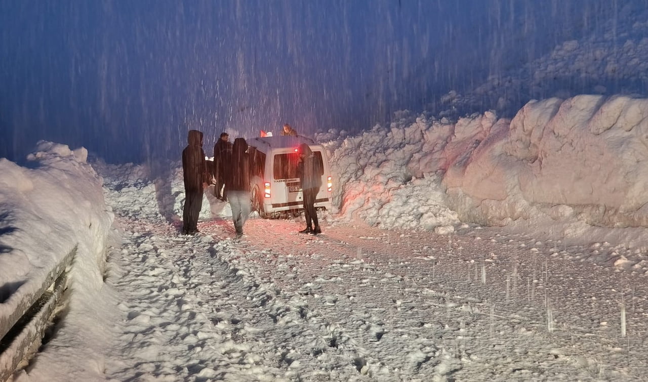 HAKKARİ-VAN KARAYOLUNDA ETKİLİ OLAN YOĞUN KAR YAĞIŞI VE TİPİ NEDENİYLE ZOR ANLAR YAŞANDI.