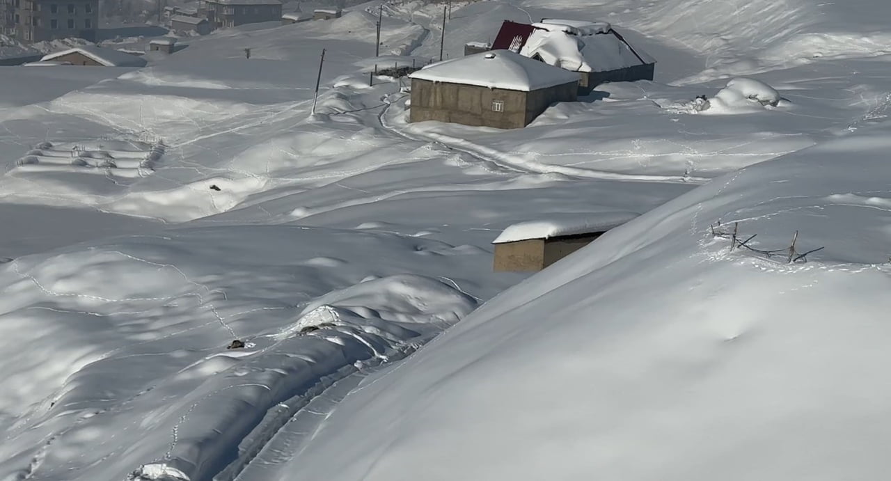 HAKKARİ VE İLÇELERİNDE ETKİLİ OLAN KAR YAĞIŞI NEDENİYLE 13 KÖY VE 38 MEZRAYA ULAŞIM...