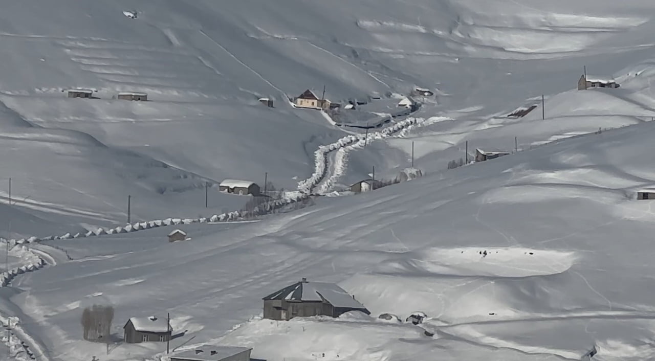 HAKKARİ VE İLÇELERİNDE ETKİLİ OLAN KAR YAĞIŞI NEDENİYLE 13 KÖY VE 38 MEZRAYA ULAŞIM...