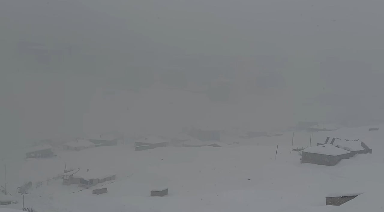 HAKKARİ VE İLÇELERİNDE ETKİLİ OLAN KAR YAĞIŞI NEDENİYLE 17 KÖY VE 26 MEZRAYA ULAŞIM...