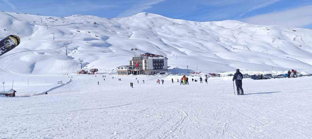 HAKKARİ’YE 12 KİLOMETRE MESAFEDE BULUNAN MERGABÜTEN KAYAK MERKEZİ, DONDURUCU SOĞUKLARIN ETKİSİYLE...