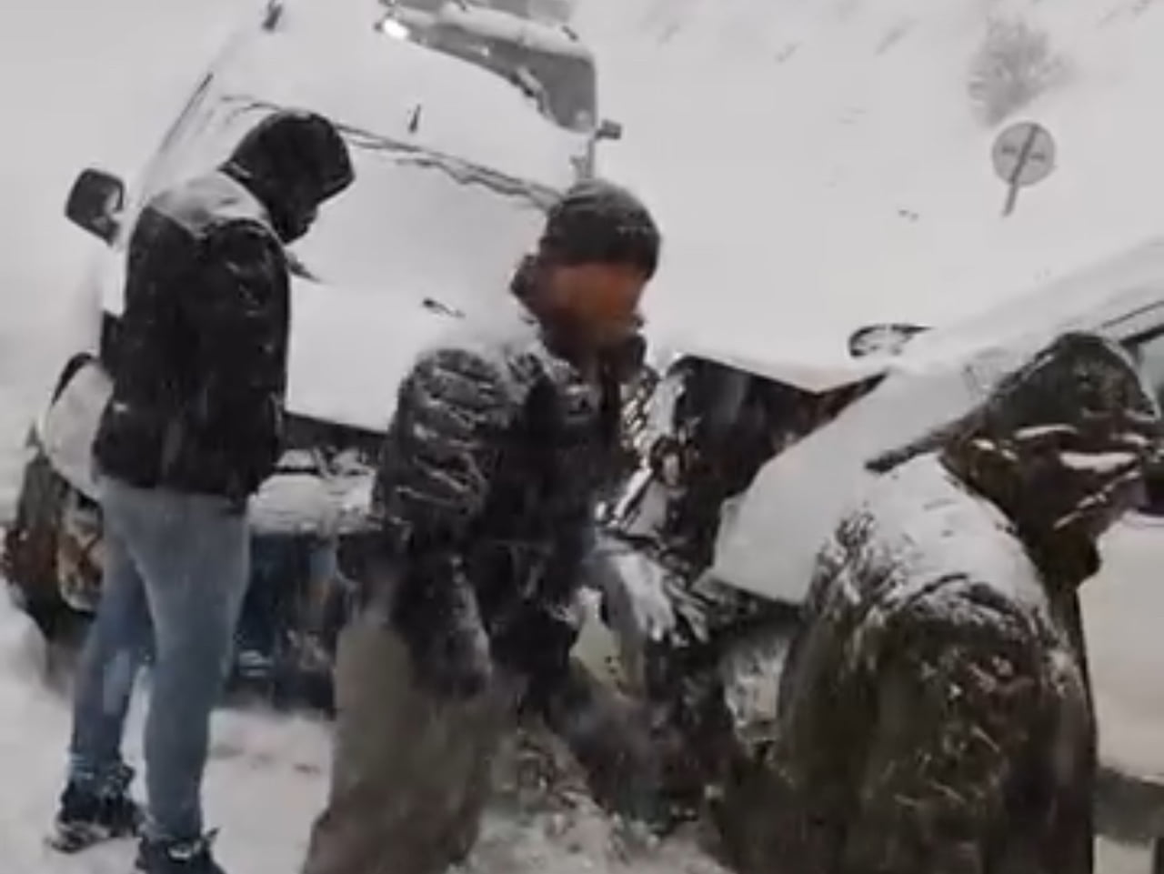 HAKKARİ-YÜKSEKOVA KARA YOLUNDA BUZLANMA NEDENİYLE KONTROLDEN ÇIKAN İKİ KAMYONETİN KAFA KAFAYA...