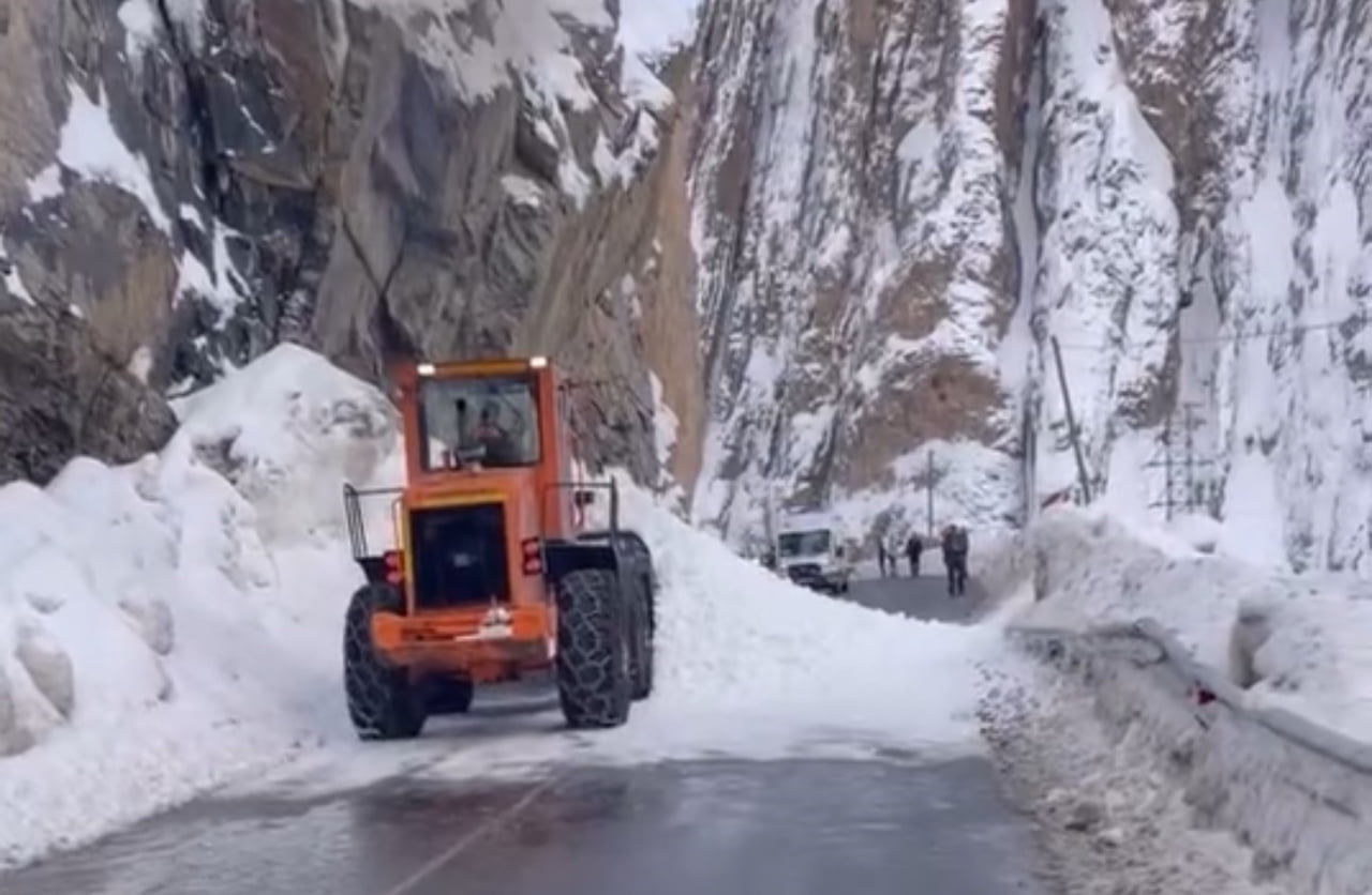 HAKKARİ-YÜKSEKOVA KARAYOLUNA ÇIĞ DÜŞMESİ SONUCU KAPANAN ULAŞIM, KARAYOLLARI EKİPLERİNİN HIZLI...