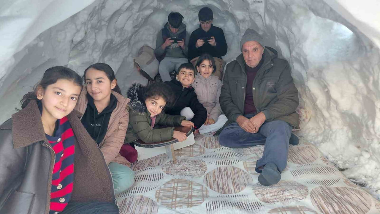 HAKKARİLİ BAL AİLESİ, KARI EĞLENCEYE ÇEVİREREK YAPTIKLARI İGLODA ZAMAN GEÇİRMESİ BÜYÜK İLGİ...