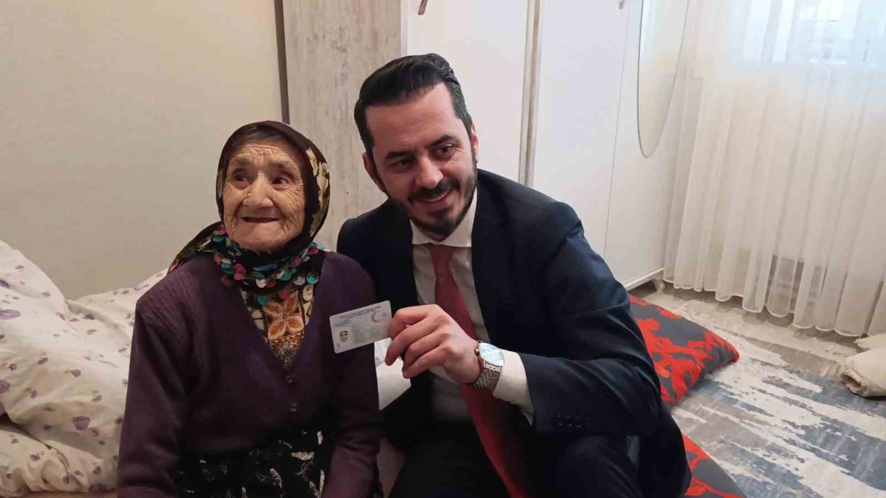 HALİNİ HATRINI SORAN BAŞKAN KURTULUŞ'UN "BİR İSTEĞİNİZ VAR MI?" SORUSUNA SAADET TEYZENİN VERDİĞİ...