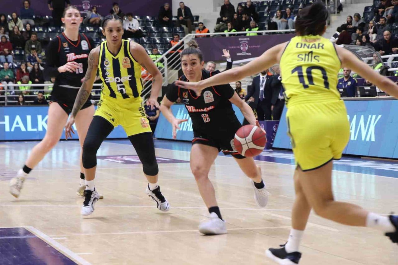 HALKBANK KADINLAR TÜRKİYE KUPASI DÖRTLÜ FİNAL, DENİZLİ’DE KARŞILAŞAN FENERBAHÇE OPET 84-66 SKORLA...