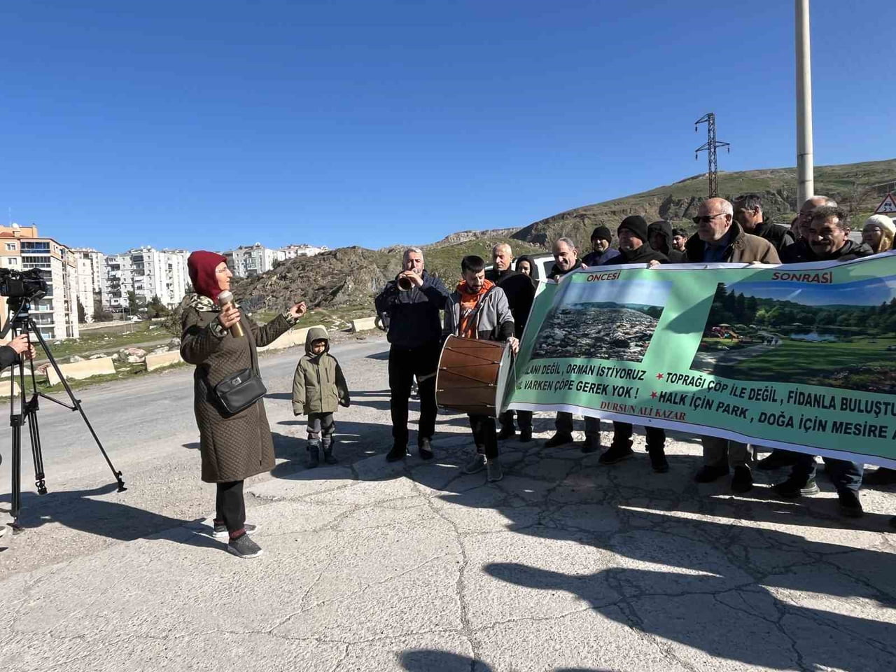 HARMANDALI KATI ATIK DEPOLAMA TESİSİ ÖNÜNDE TOPLANAN BÖLGE HALKI, ALANIN TAMAMEN KAPATILARAK...