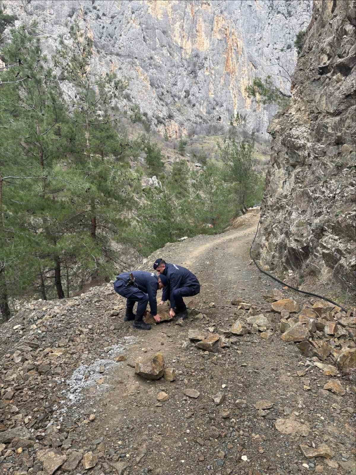 HARMANKAYA TABİAT KANYONU'NUN YOLUNU DÜŞEN KAYA PARÇASI JANDARMA TARAFINDAN KALDIRILDI