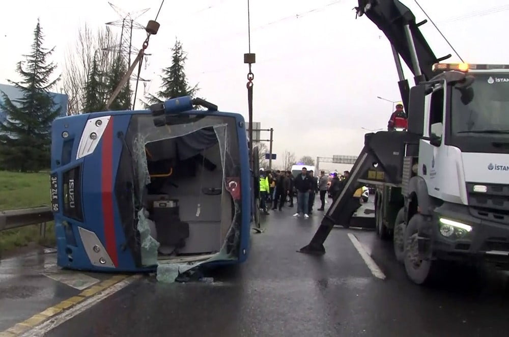 HASDAL YOLU KEMERBURGAZ İSTİKAMETİNDE CEZAEVİ ARACI DEVRİLDİ.