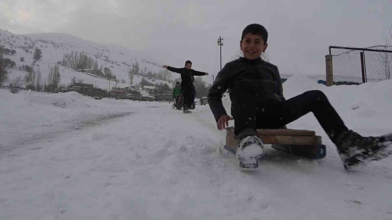 HASKÖY’DE ÇOCUKLAR KARIN KEYFİNİ KAYARAK ÇIKARDI