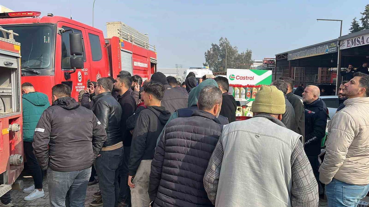 HATAY'DA ALEVLERE TESLİM OLAN OTO TAMİRHANESİNDEKİ YANGIN, İTFAİYE EKİPLERİNİN HIZLI MÜDAHALESİYLE...