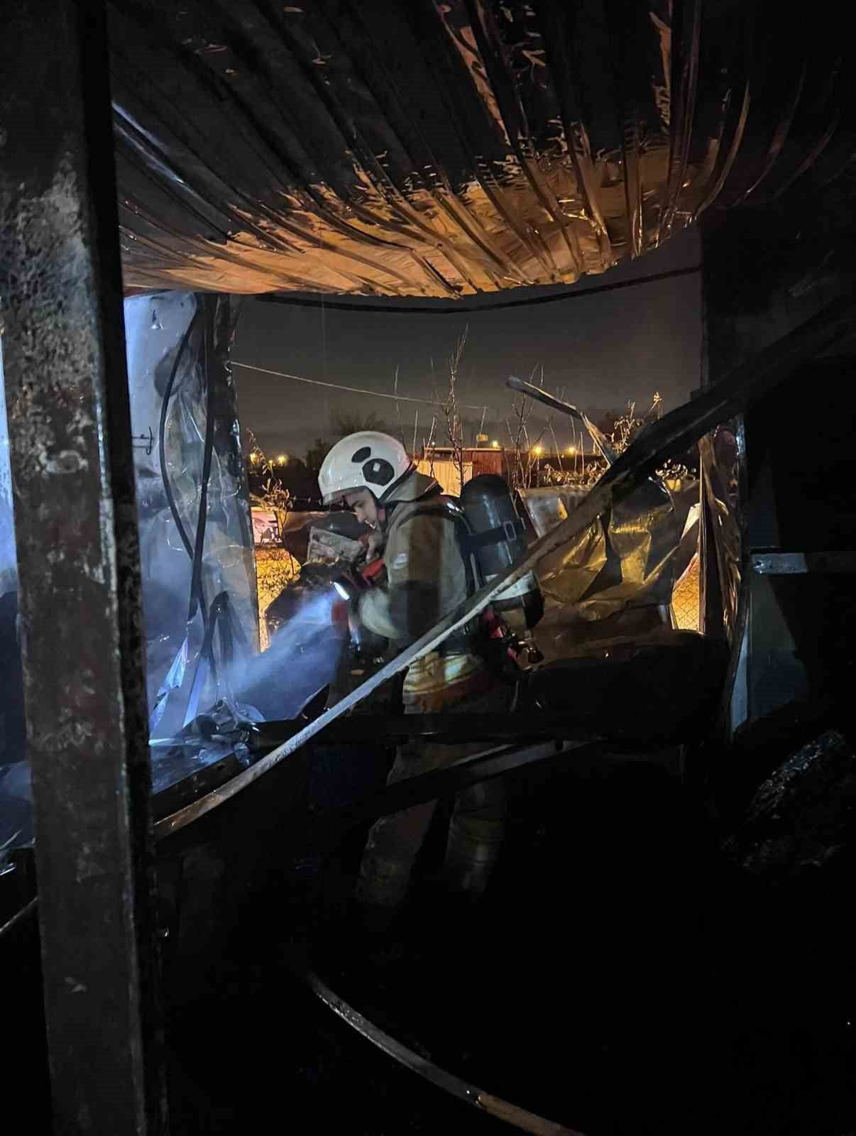 HATAY'DA ALEVLERE TESLİM OLARAK YANAN KONTEYNER KULLANILMAZ HALE GELDİ.