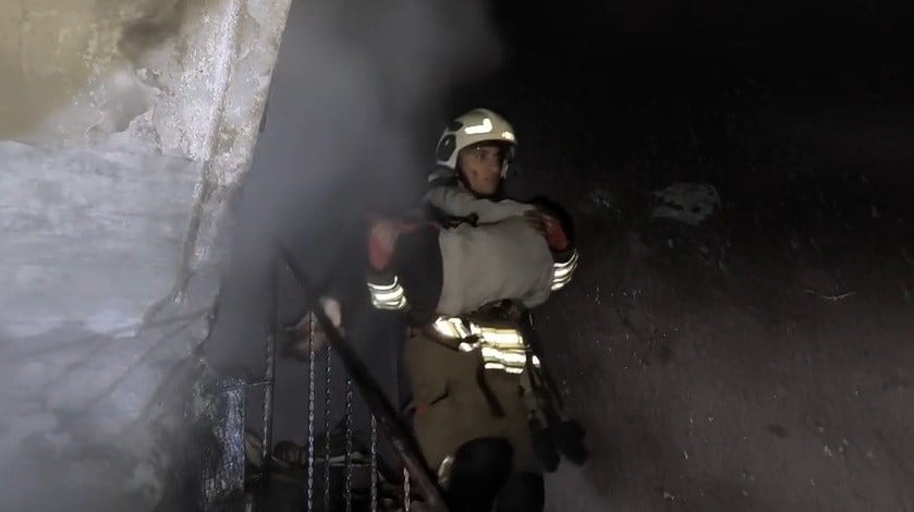 HATAY'DA ALEVLERE TESLİM OLARAK YANAN MÜSTAKİL EVDEKİ 5'İ ÇOCUK 7 KİŞİLİK AİLE İTFAİYE EKİPLERİ...