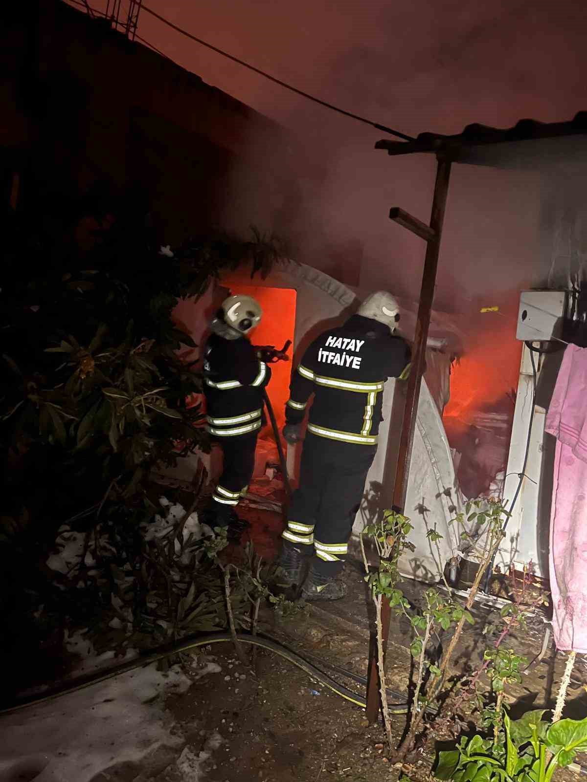 HATAY'DA ÇIKAN YANGINDA DEPREMZEDE AİLENİN YAŞADIĞI KONTEYNER VE DEPO OLARAK KULLANILAN ÇADIR...