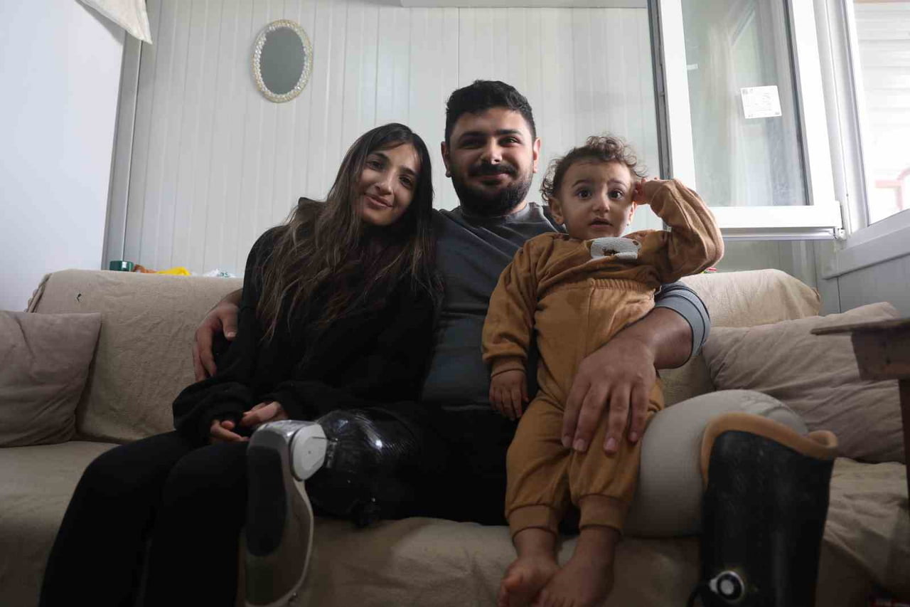 HATAY'DA DEPREMDE 2 BACAĞI AMPUTE OLAN VE PROTEZ BACAKLARI SAYESİNDE YENİDEN YAŞAMA TUTUNAN 22...