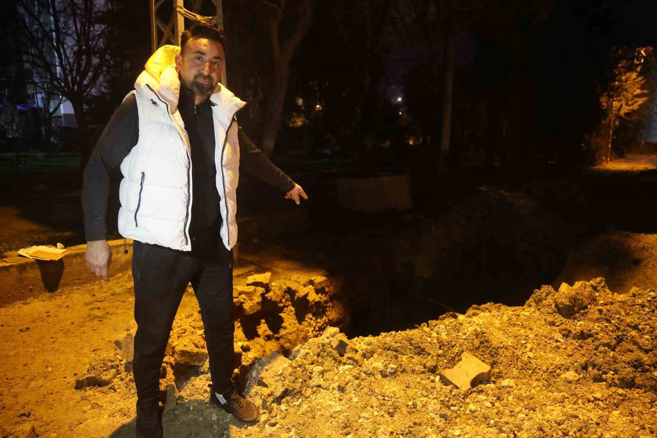 HATAY'DA KANALİZASYONUN İÇİNDE BETON DÖKEN MİKSERİN VE VATANDAŞIN MİKSERE TEPKİ ANLARI KAMERAYA...