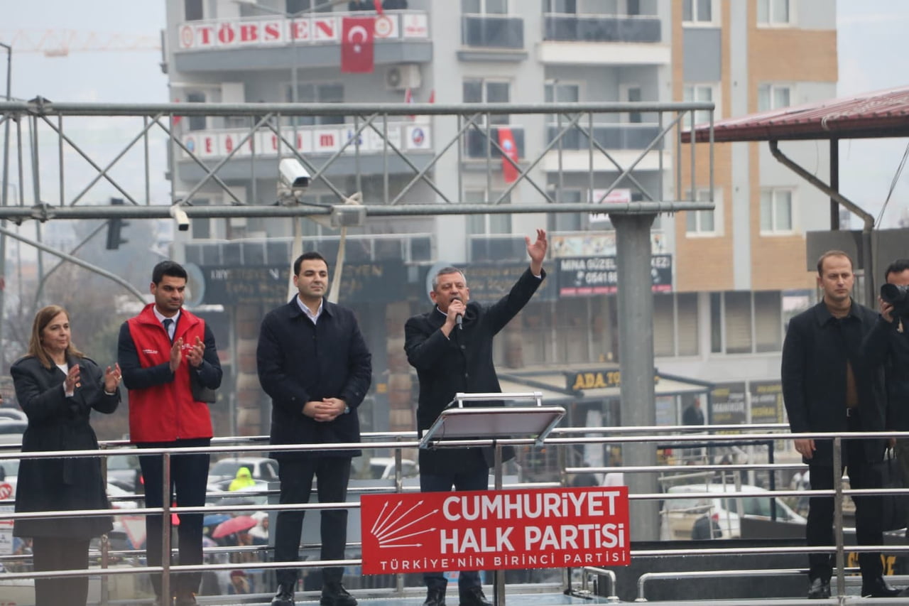 HATAY'DA KONUŞAN CHP GENEL BAŞKANI ÖZGÜR ÖZEL, 20 BİN TL'YE YÜKSELTİLEN EMEKLİ MAAŞININ...