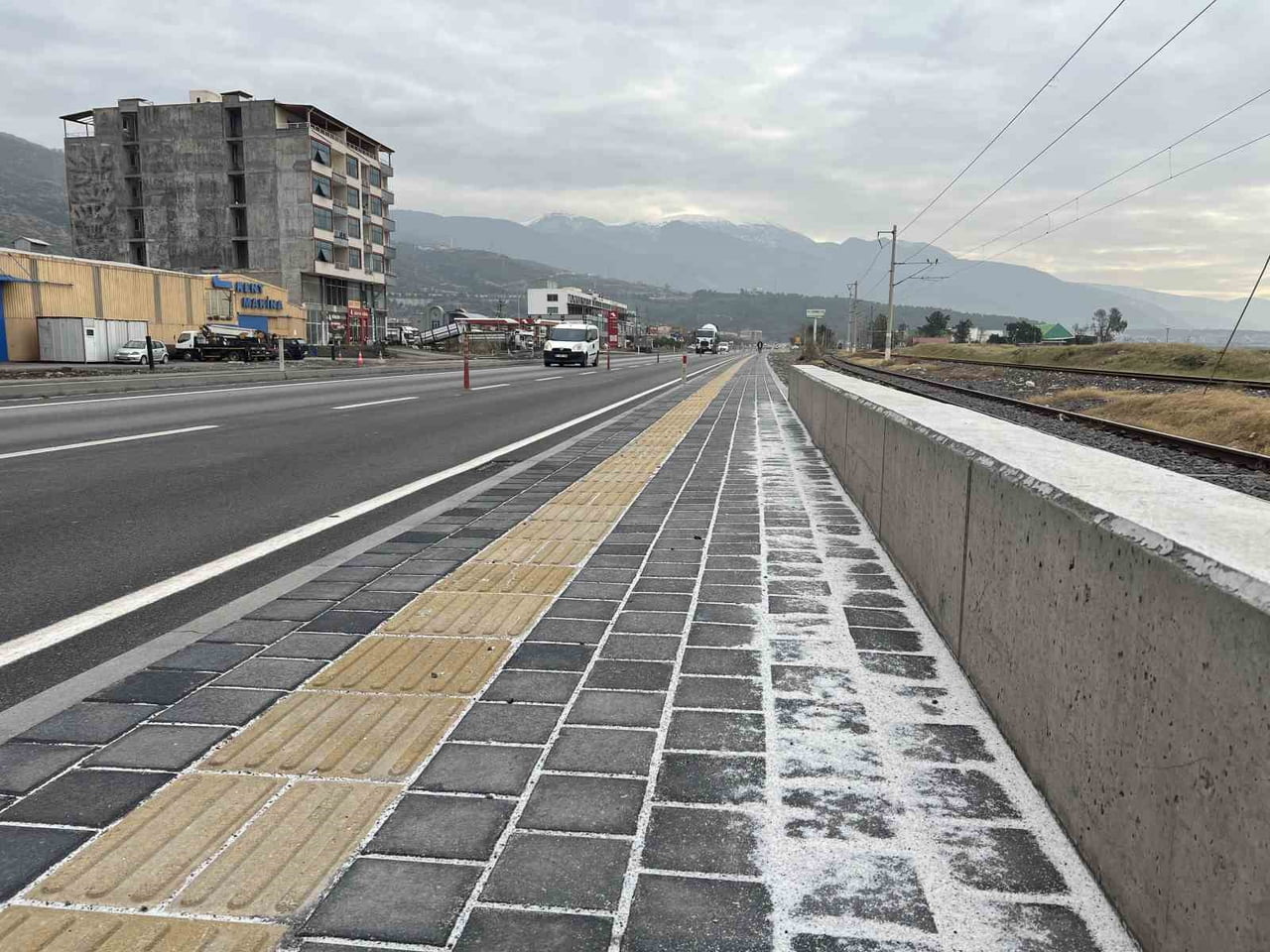 HATAY'DA LİMANDAN DEPOLARA TAŞINDIĞI ESNADA TIRLARDAN KARAYOLUNA DÖKÜLEN GÜBRELER, VATANDAŞLAR...