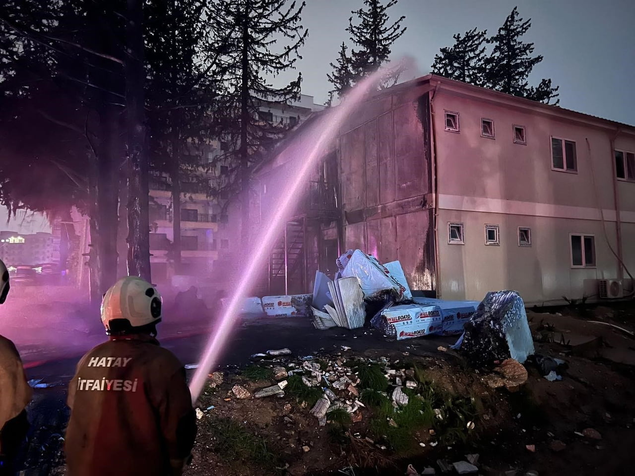 HATAY'DA ŞANTİYE ALANINDA ATIKLARIN ALEV ALMASIYLA BAŞLAYAN YANGIN, KONTEYNER YATAKHANEYE...