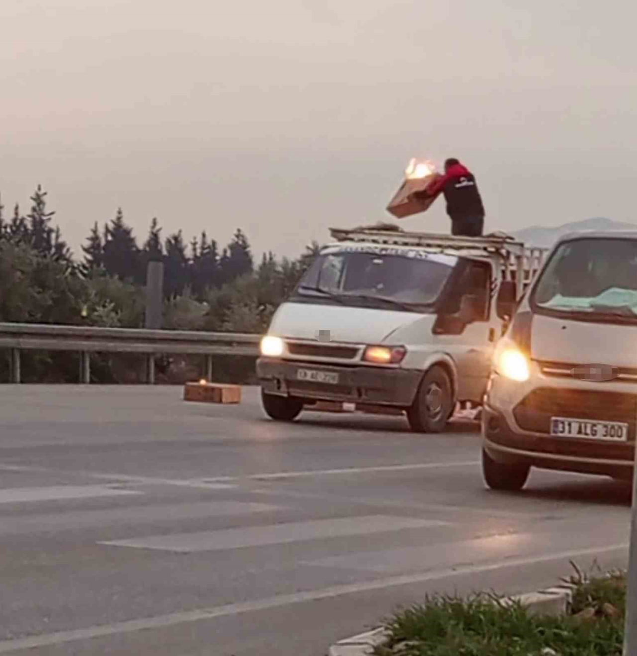 HATAY'DA SEYİR HALİNDEYKEN KASA KISMINDAKİ EŞYALARIN YANDIĞINI FARK EDEN KAMYONET SÜRÜCÜSÜNÜN...