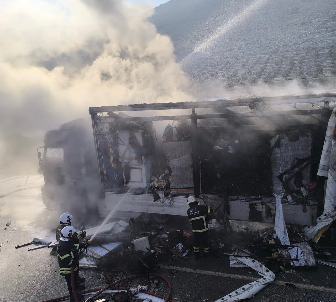 HATAY'DA SINIR KAPISINDAN SURİYE’YE GEÇMEK İÇİN BEKLEYEN MOBİLYA YÜKLÜ PARK HALİNDEKİ TIR...