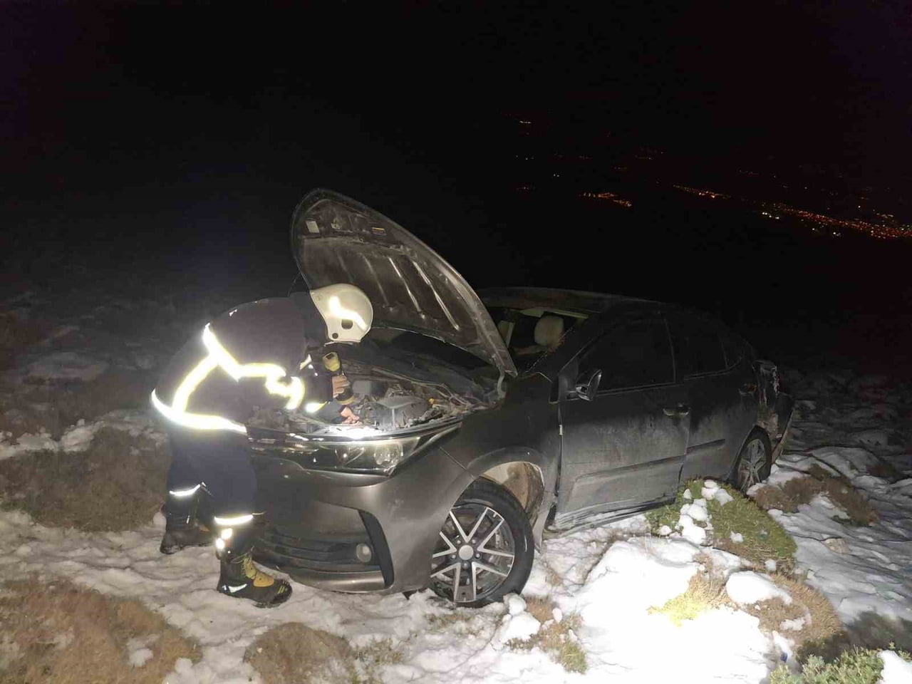 HATAY'DA SÜRÜCÜSÜNÜN DİREKSİYON HAKİMİYETİNİ KAYBETMESİYLE ARAZİYE UÇAN OTOMOBİLDEKİ 2 KİŞİ...