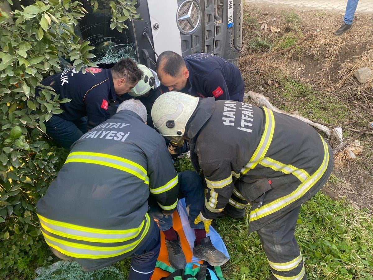 HATAY'DA SÜRÜCÜSÜNÜN DİREKSİYON HAKİMİYETİNİ KAYBETMESİYLE NARENCİYE BAHÇESİNE DEVRİLEN HAFRİYAT...