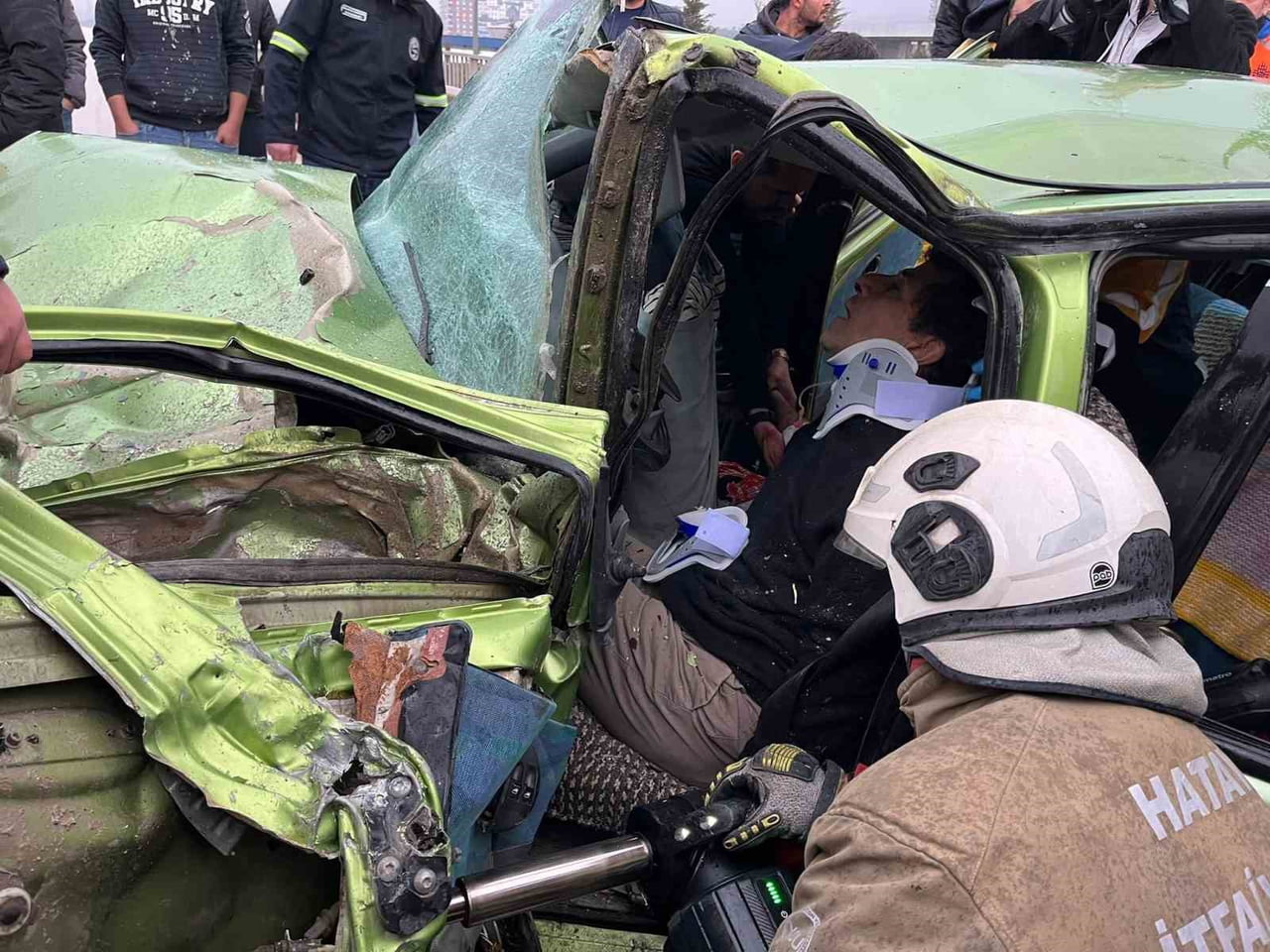 HATAY'DA SÜRÜCÜSÜNÜN DİREKSİYONU HAKİMİYETİNİ KAYBETTİĞİ TRANSİT ARAÇ, KARŞI ŞERİTTEN GELEN...