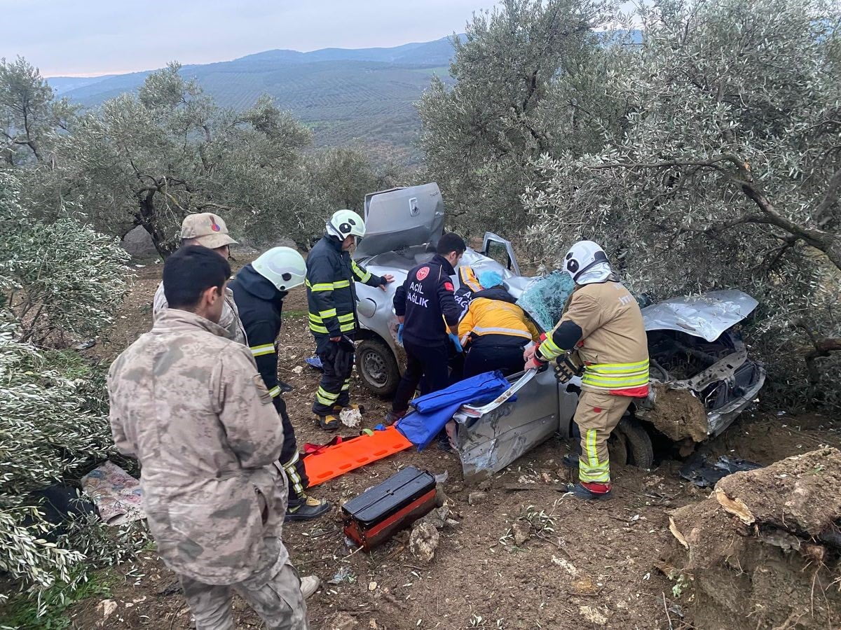 HATAY'DA ZEYTİNLİĞE UÇARAK HURDAYA DÖNEN OTOMOBİLİN SÜRÜCÜSÜ YARALANDI.