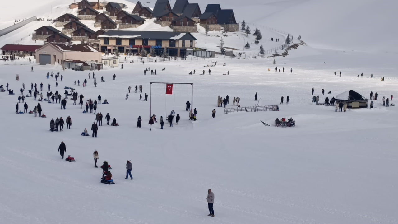 HATAY'DAN KAHRAMANMARAŞ'A GELDİKLERİNİ BELİRTEN VATANDAŞLARDAN YÜSRA OKURLAR, "BOL BOL DÜŞÜYORUZ...