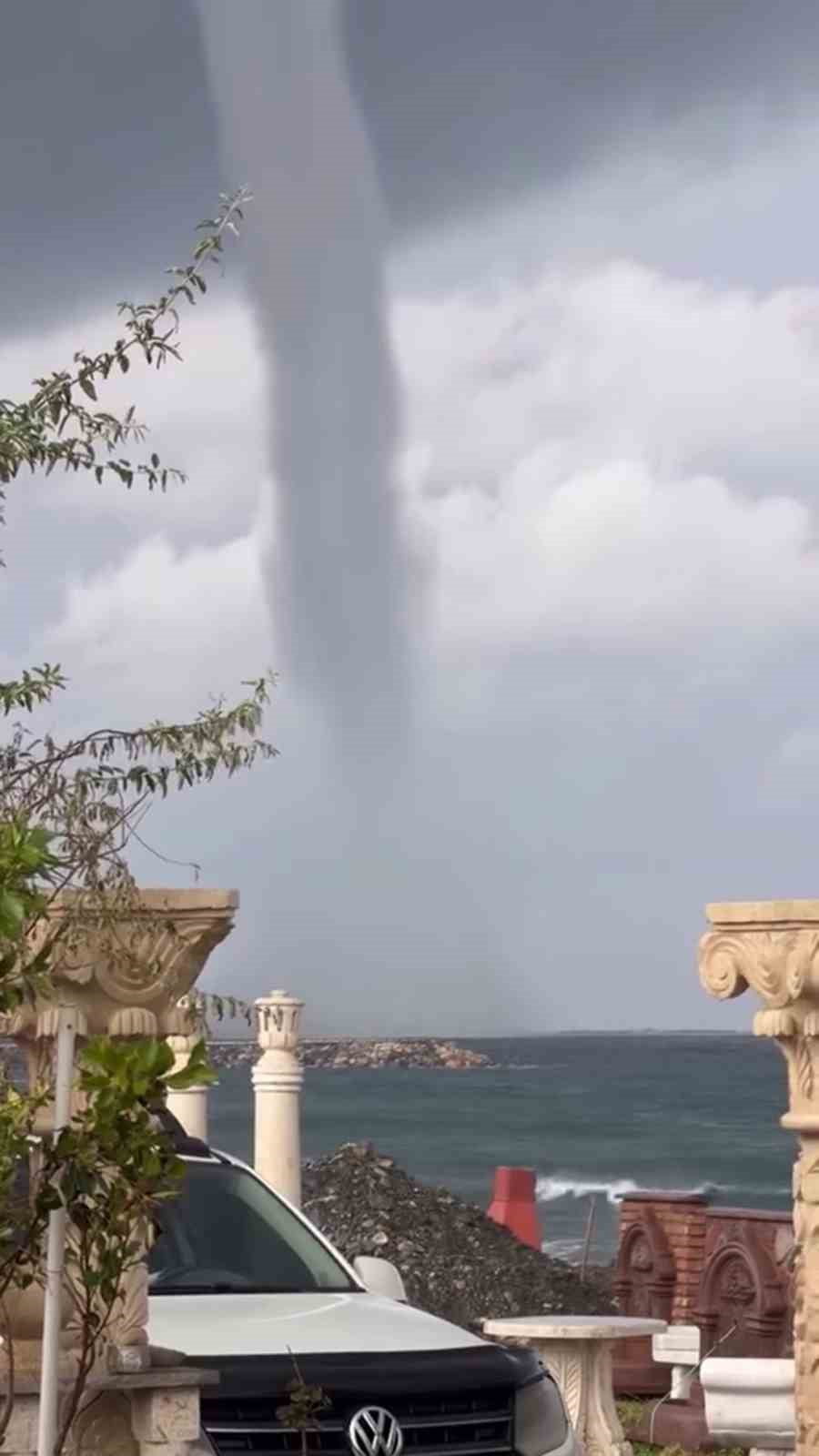 HATAY'IN ARSUZ İLÇESİ MEVKİİNDE AKDENİZ’DE OLUŞAN HORTUM CEP TELEFONUYLA GÖRÜNTÜLENDİ.