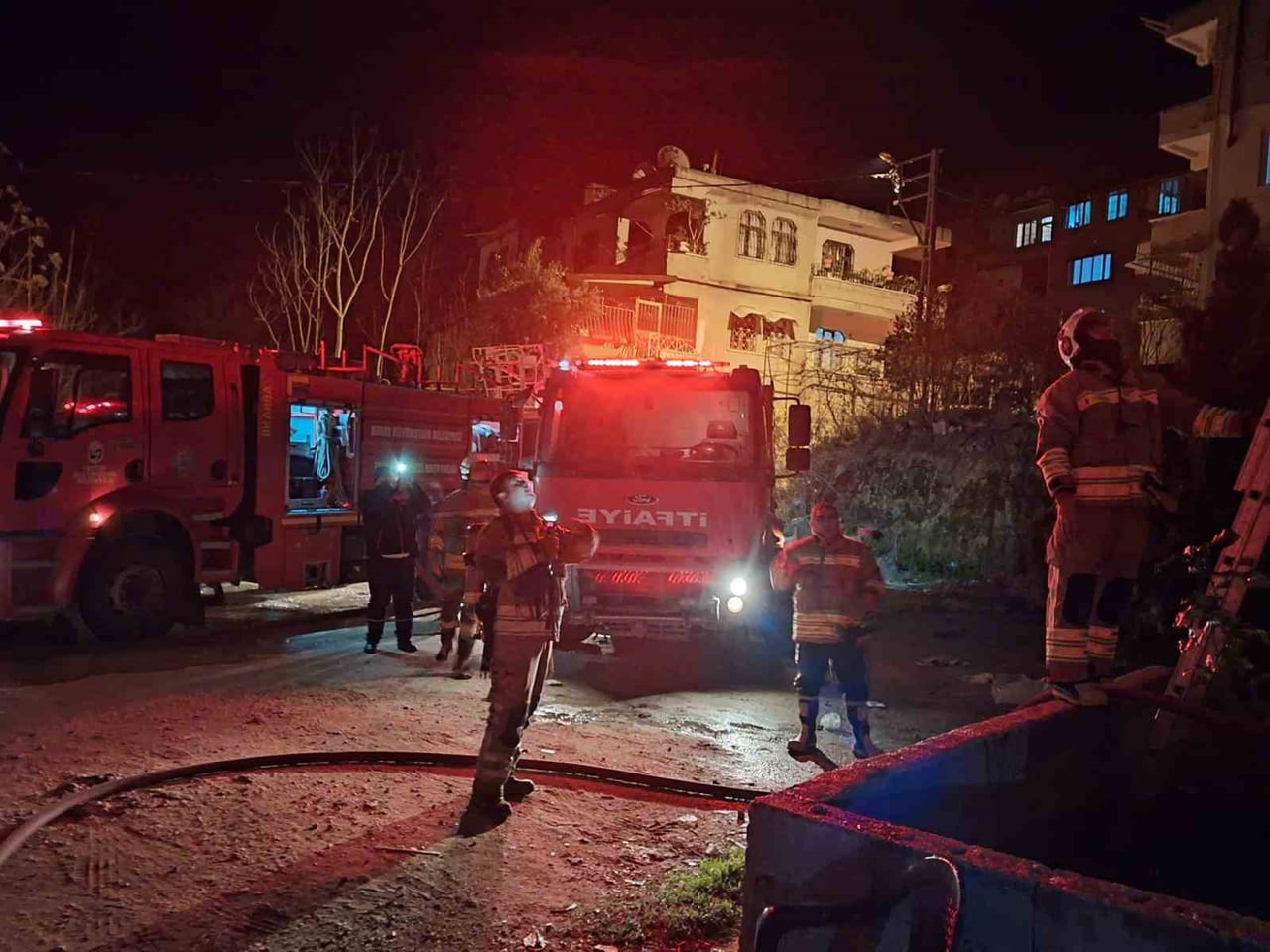 HATAY'IN DEFNE İLÇESİNDE ALEVLERE TESLİM OLAN APARTMAN DAİRESİ YANARAK KULLANILMAZ HALE...