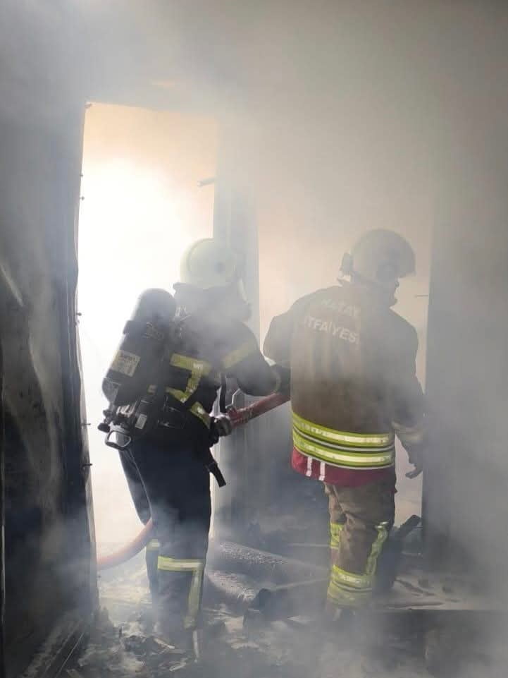 HATAY'IN SAMANDAĞ İLÇESİNDE ALEVLERE TESLİM OLAN KONTEYNER KULLANILAMAZ HALE GELDİ.