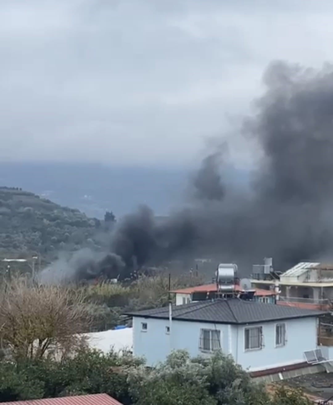 HATAY'IN SAMANDAĞ İLÇESİNDE ALEVLERE TESLİM OLAN KONTEYNER KULLANILAMAZ HALE GELDİ.