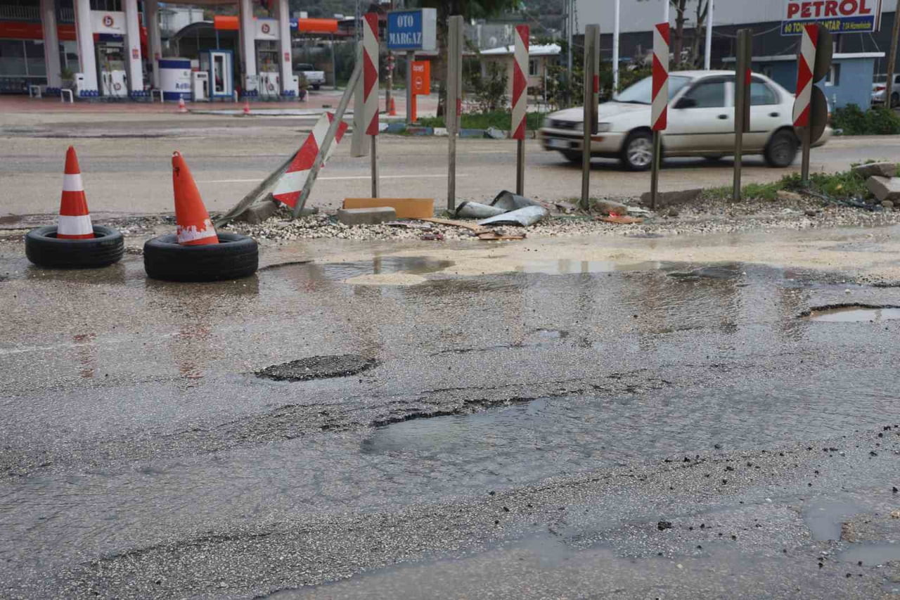 HATAY'IN SAMANDAĞ İLÇESİNDE YOL ORTASINDA BULUNAN ÇUKUR NEDENİYLE 6 ARACIN ZARAR GÖRDÜĞÜ ANLAR...