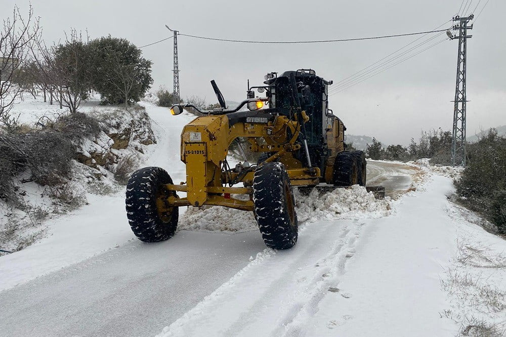 HATAY BÜYÜKŞEHİR BELEDİYESİ, KENTTE ETKİLİ OLAN KAR YAĞIŞIYLA BİRLİKTE TUZLAMA, KAR KÜREME VE...