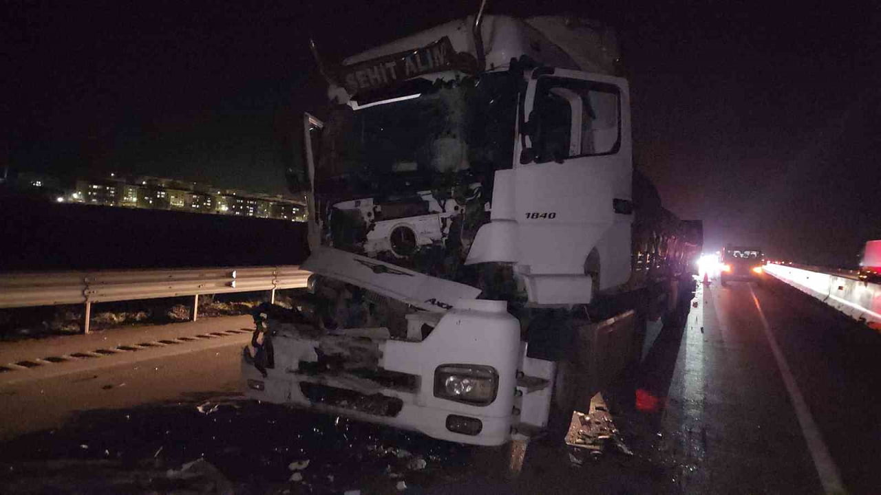 HATAY’DA 2 TIR VE TRAKTÖRÜN KARIŞTIĞI ZİNCİRLEME TRAFİK KAZASINDA 1 SÜRÜCÜ YARALANDI.