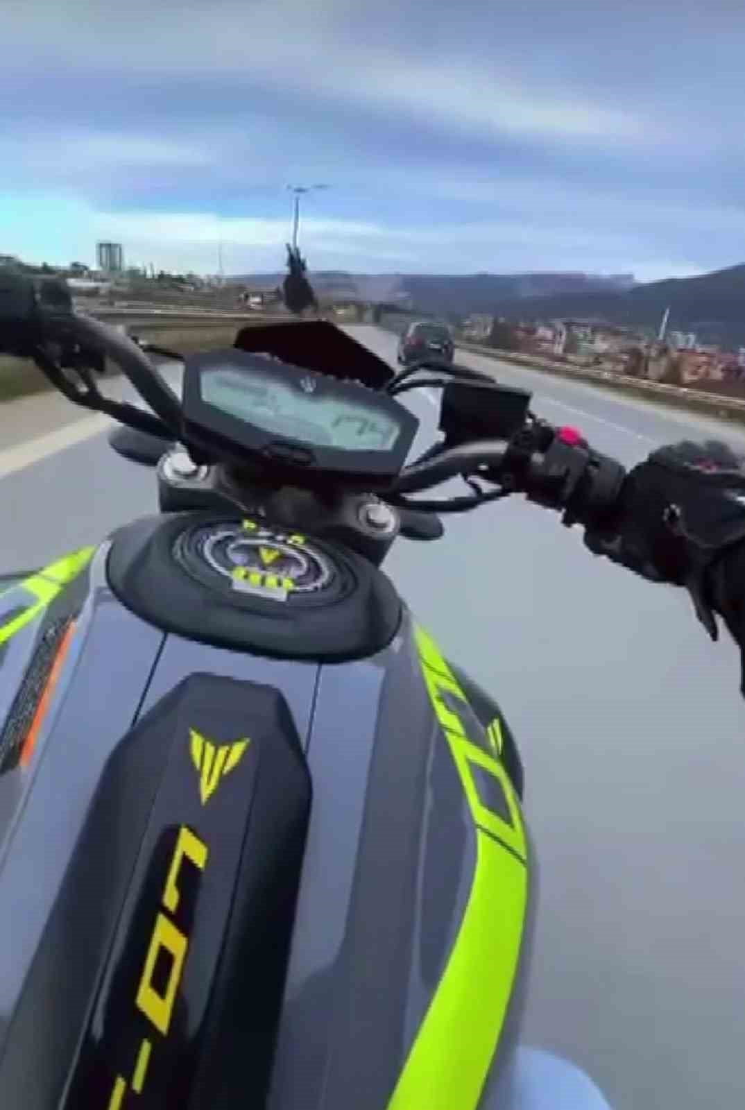 HATAY’DA AKROBASİ HAREKETLER YAPARAK SOSYAL MEDYA PAYLAŞIMI YAPAN VE OTOBANDA 178 KM HIZLA ÖLÜME...