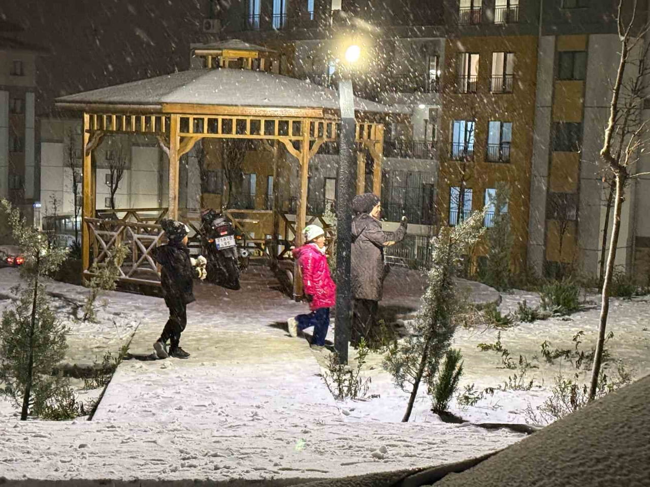 HATAY’DA AKŞAM SAATLERİNDE ETKİLİ OLAN KAR YAĞIŞIYLA BİRLİKTE ÇEVRE BEYAZA BÜRÜNÜRKEN, VATANDAŞLAR...